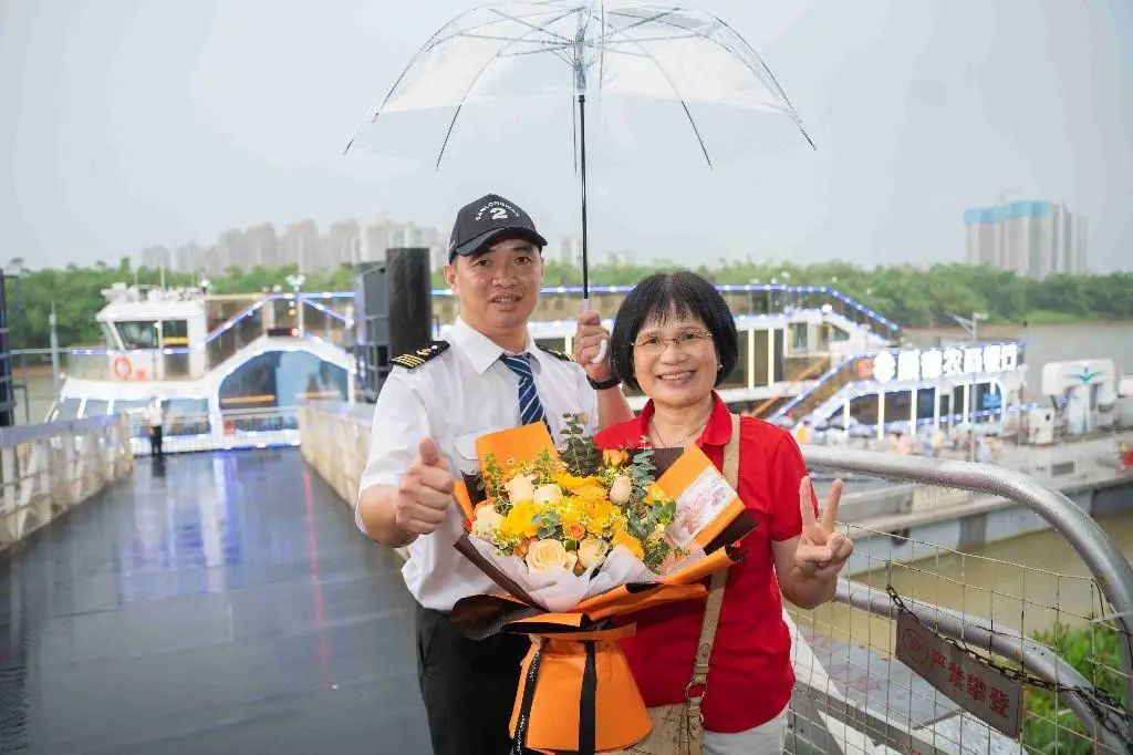 船长为第一位登船的市民献花.png