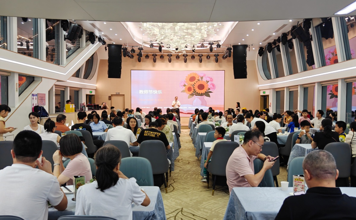 佛山300名教师夜游三龙湾，一江灯火映照师者心